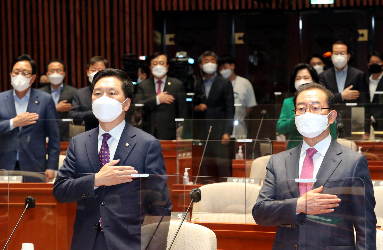 김기현 국민의힘 당 대표 권한대행 겸 원내대표(왼쪽)가 6일 오전 서울 여의도 국회에서 열린 긴급의원총회에서 국민의례를 하고 있다. [헤럴드경제=이상섭 기자]