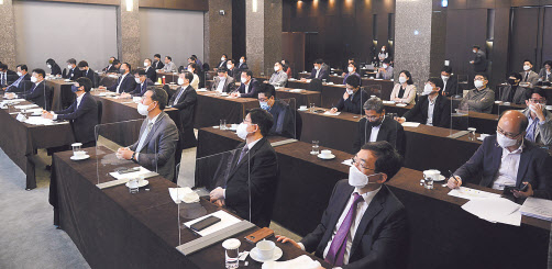 6일 오전 서울 소공로 더 플라자 호텔 다이아몬드홀에서 헤럴드경제 주최로 열린 ‘조성욱 공정거래위원장 초청 특별강연’에서 참석자들이 ‘공정경제 4년 성과와 과제’에 대해 강연을 듣고 있다. 이상섭 기자