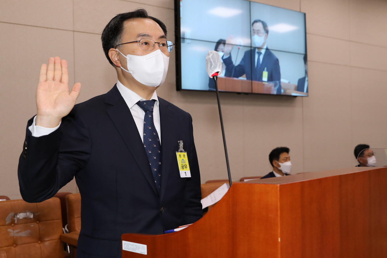 문승욱 산업통상자원부 장관이 지난 4일 서울 여의도 국회 산업통상자원중소벤처기업위원회에서 열린 인사청문회에 참석, 선서하고 있다. [연합]