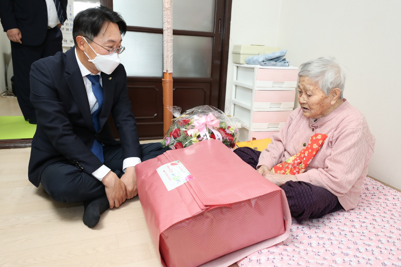 김현준 LH 사장이 어르신에게 기념품과 꽃바구니를 전달하는 모습. [LH 제공]