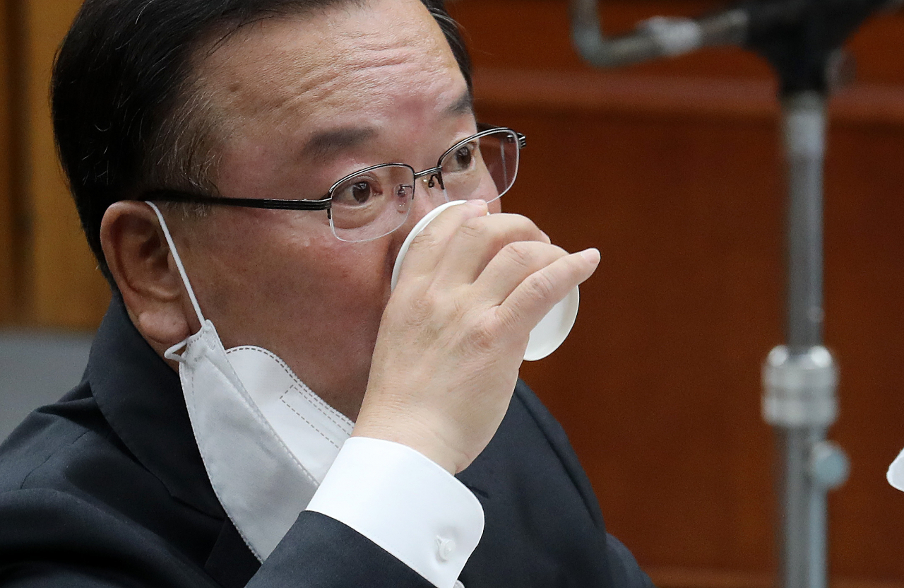 김부겸 국무총리 후보자가 6일 오전 서울 여의도 국회에서 열린 인사청문회에서 물을 마시고 있다. [연합]