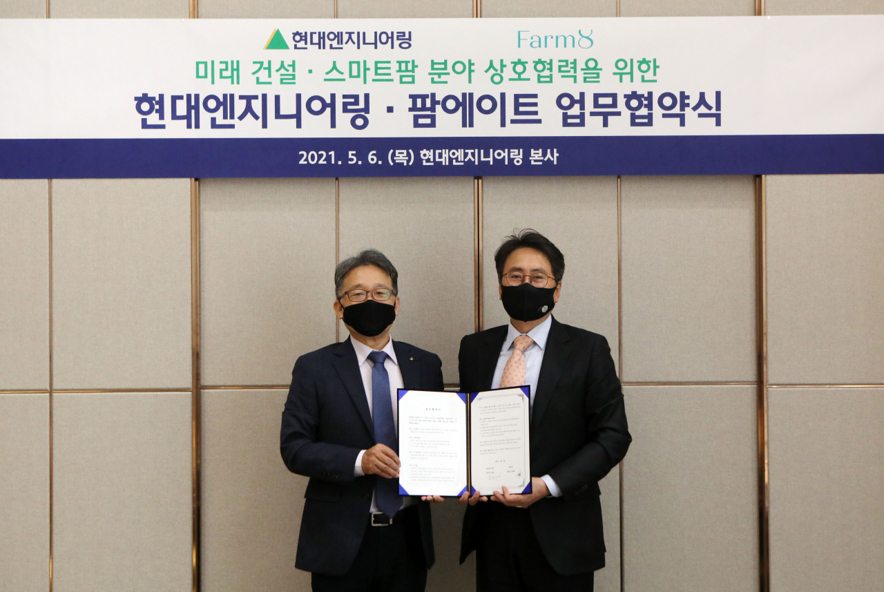 김창학 현대엔지니어링 대표이사(왼쪽)와 강대현 팜에이트 대표이사가 6일 현대엔지니어링 본사에서 미래건설·스마트팜 분야 상호협력을 위한 업무협약을 체결한 뒤 기념촬영을 하고 있다. [현대엔지니어링 제공]