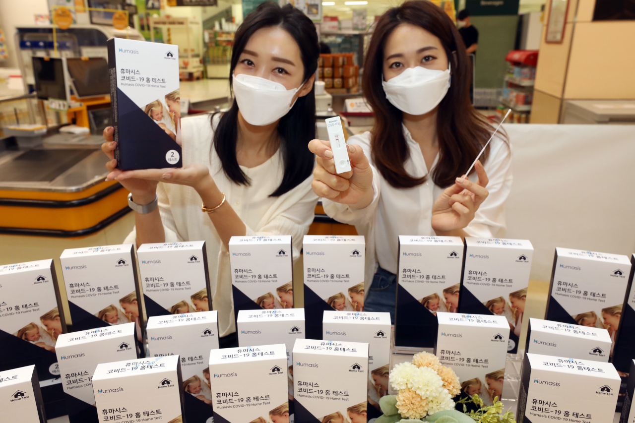 6일 오후 이마트 성수점에서 모델들이 '휴마시스 코비드-19 홈 테스트' 자가검사키트를 소개하고 있다.[이마트 제공]