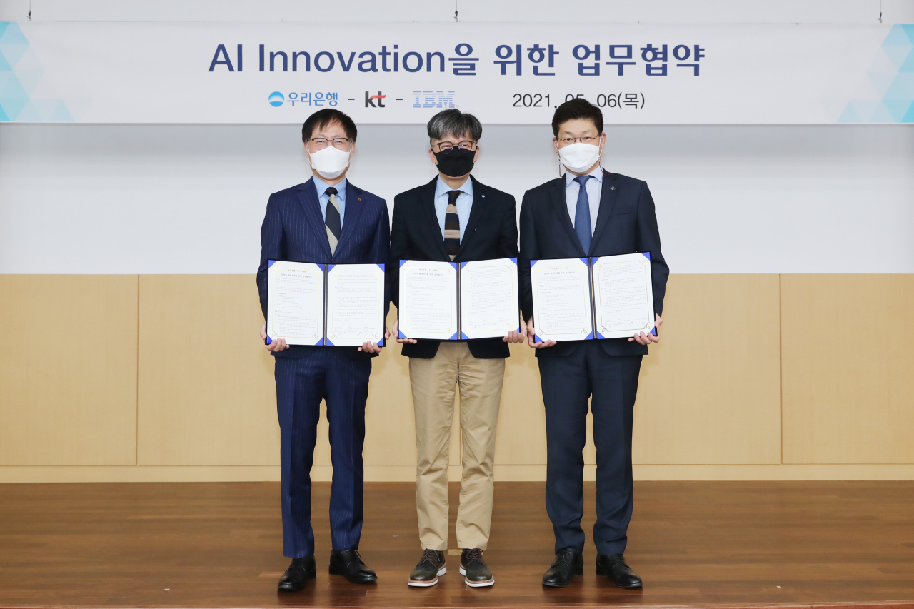 KT와 우리은행, 한국IBM이 6일 서울 중구 우리은행 금융디지털타워에서 우리은행의 AI 금융 서비스 고도화를 위한 'AI 랩' 구성을 주요 내용으로 한 MOU를 체결했다. 왼쪽부터 KT 김준근 본부장, 우리은행 DT추진단장 황원철 부행장, 한국IBM 송기홍 대표이사. [KT 제공]