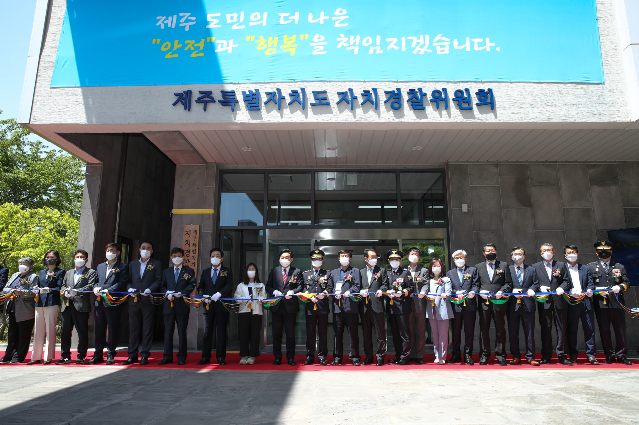6일 제주시 영평동 제주자치경찰위원회에서 개최된 자치경찰위 출범식. 원희룡 제주지사, 김창룡 경찰청장, 좌남수 제주도의회 의장, 이석문 제주도교육감 등 30여 명이 참석했다. [경찰청 제공]