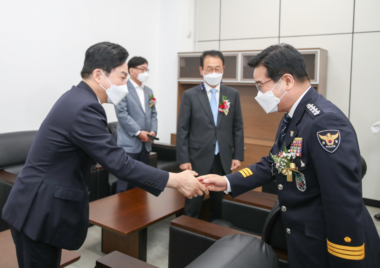 원희룡(왼쪽) 제주지사와 김창룡 경찰청장이 6일 제주시 영평동 제주자치경찰위원회에서 열린 자치경찰위 출범식에서 만나 악수를 하고 있다. [경찰청 제공]