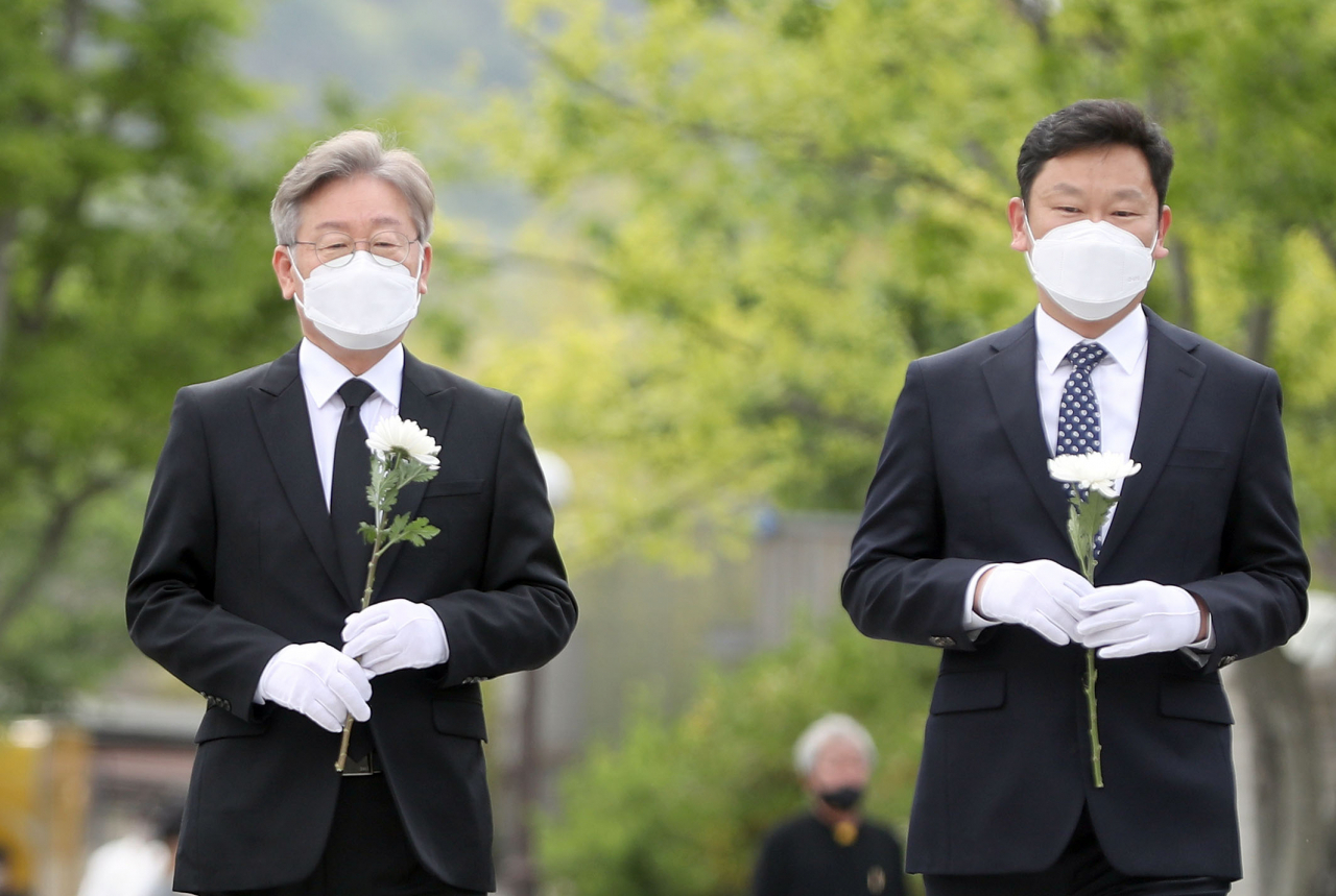 이재명 경기도지사가 6일 경남 김해시 진영읍 봉하마을 노무현 전 대통령 묘역을 참배하고 있다. 오른쪽은 노 전 대통령 사위인 곽상언 변호사. [연합]