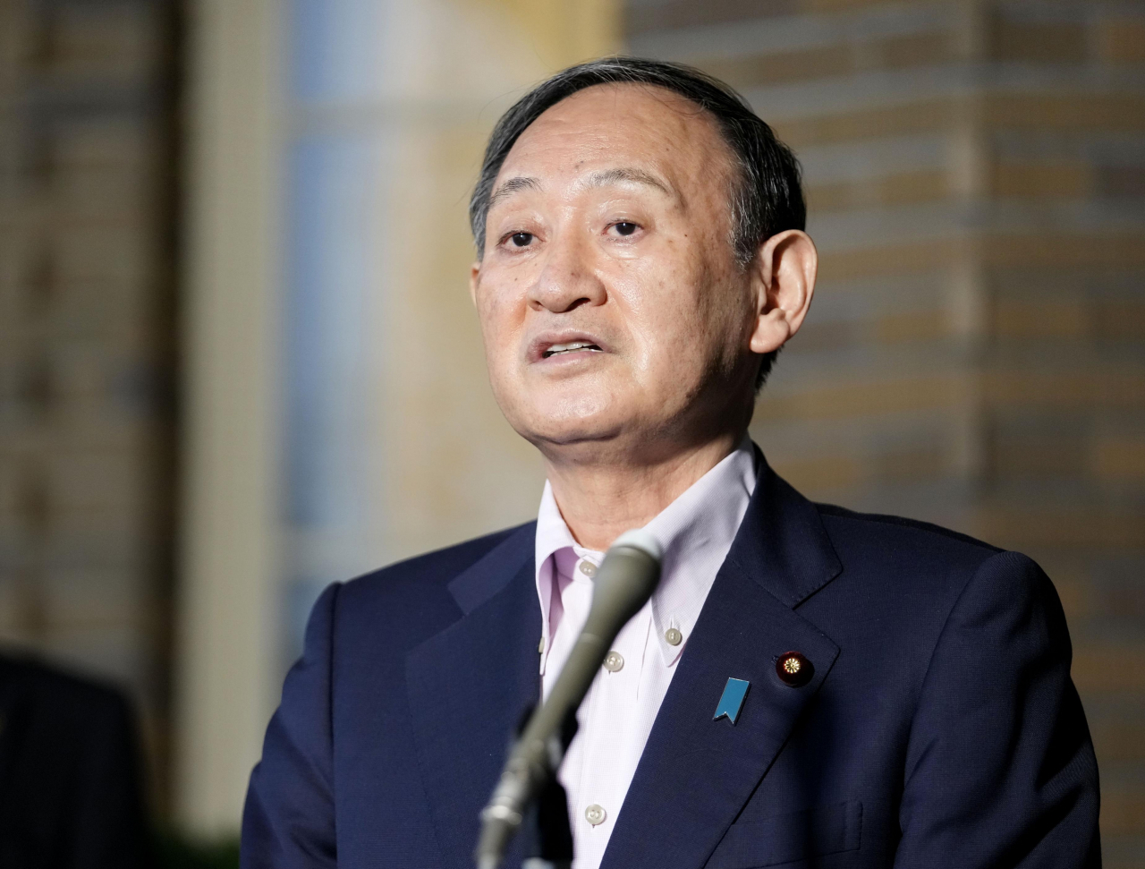 스가 요시히데(菅義偉) 일본 총리가 지난 5일 오후 일본 총리공관 앞에서 취재에 응하고 있다. 이날 스가 총리는 취재진에게 긴급사태 선언의 효과에 관한 질문을 받고서 "큰 목적 중 하나였던 사람들의 이동은 틀림없이 감소한 것으로 생각한다"고 말했다. [연합뉴스]