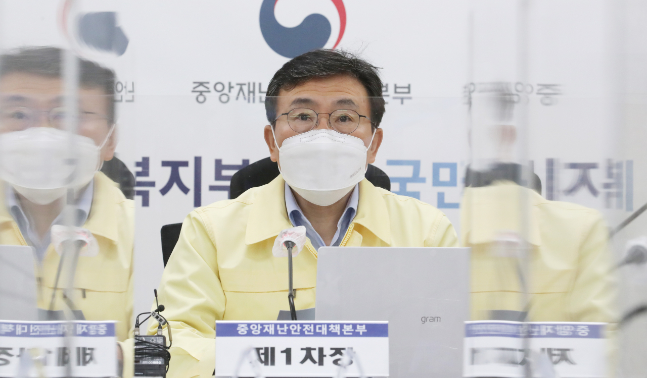 권덕철 중앙재난안전대책본부 1차장(보건복지부 장관)이 6일 오전 세종시 정부세종청사에서 열린 신종 코로나바이러스 감염증(코로나19) 대응 중앙재난안전대책본부 회의를 주재하며 발언하고 있다. 연합뉴스