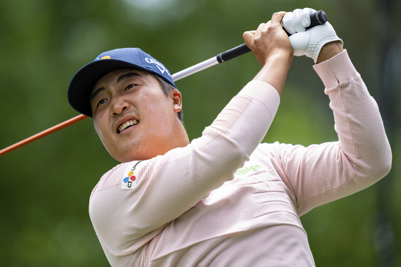 이경훈이 7일(한국시간) 미국 노스캐롤라이나주 샬럿의 퀘일 할로 클럽에서 열린 PGA 투어 웰스 파고 챔피언십 1라운드에서 18번홀 티샷을 하고 있다. [AP]