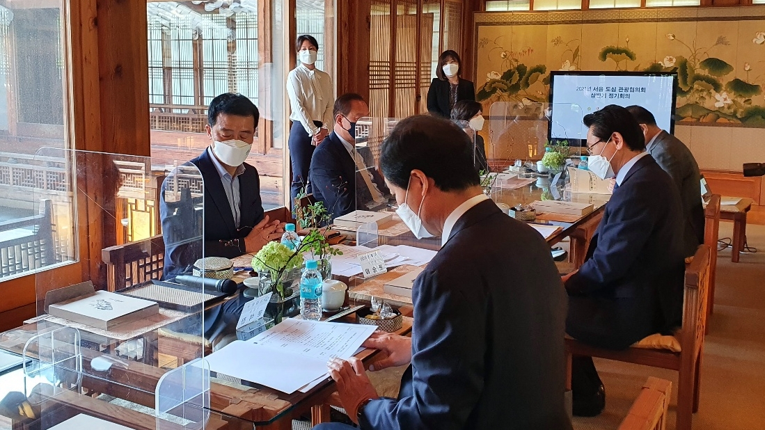 이승로 서울 도심 관광협의회 회장(성북구청장, 왼쪽에서 첫 번째)이 회원구의 관광홍보 동영상 제작 및 공동협력사업 관련 의제를 발표하고 있다. [성북구 제공]