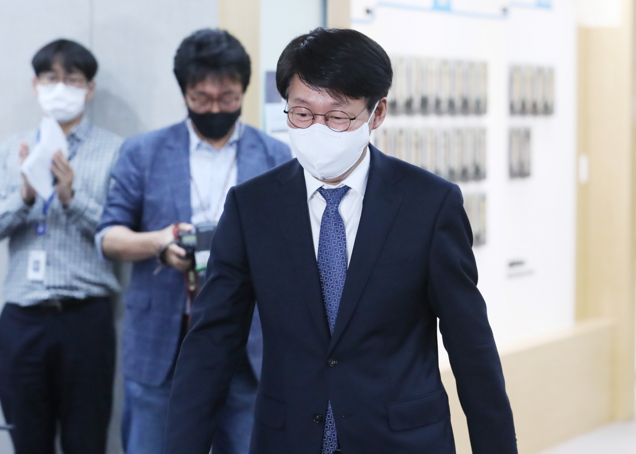 안경덕 신임 고용노동부 장관이 7일 오전 세종시 정부세종청사에서 열린 취임식에 입장하고 있다. 안 장관은 취임일성으로 빠른 고용 회복과 청년일자리 확대에 총력을 기울이겠다고 밝혔다. [연합]