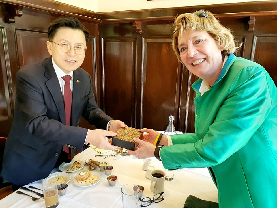 황교안 전 미래통합당(국민의힘 전신) 대표는 7일 워싱턴DC에서 수잔 숄티 북한자유연합 대표를 만나 북한 인권 관련 대화를 나눴다고 밝혔다. [황교안 페이스북]
