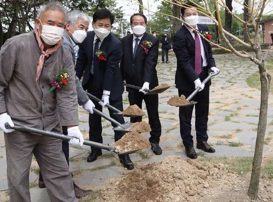 공립형 대안학교인 송강고교 개교식에서 참석자들이 기념식수를 하고 있다. [전남교육청 제공]