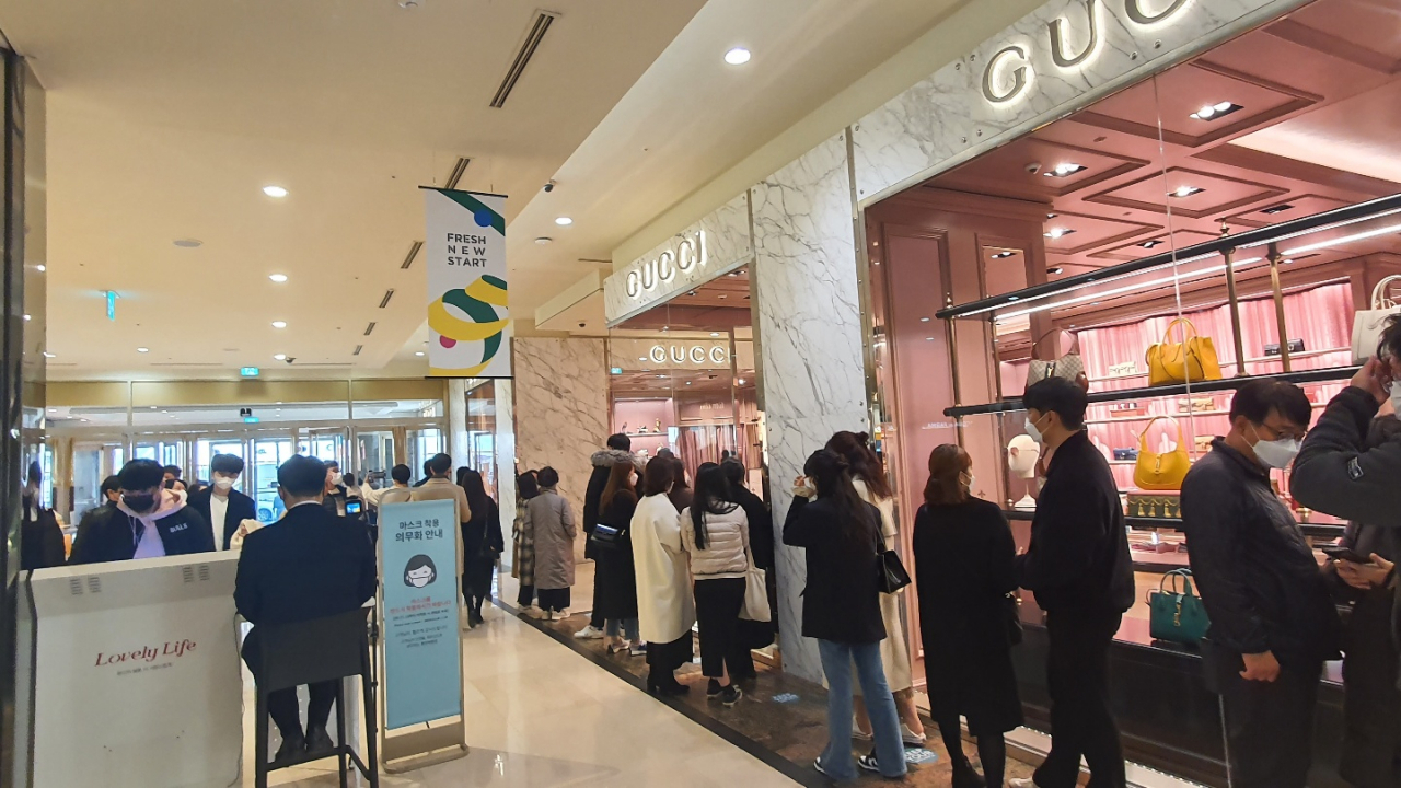 지난해 매출이 코로나19 사태로 크게 줄어든 데 따른 기저효과와 보복소비 등의 영향으로 올해 1분기 백화점 매출이 역대급 실적을 기록중이다. 서울 시내 백화점 모습. [헤럴드DB]