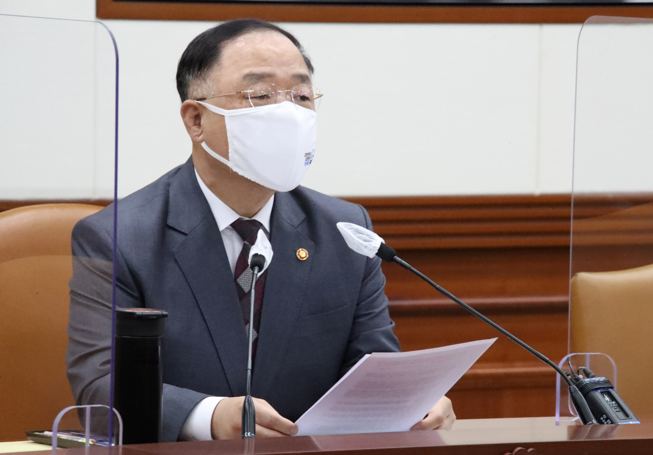 홍남기 국무총리 직무대행이 7일 정부서울청사에서 열린 코로나19 백신·치료제 상황점검회의를 주재하고 있다. [연합]