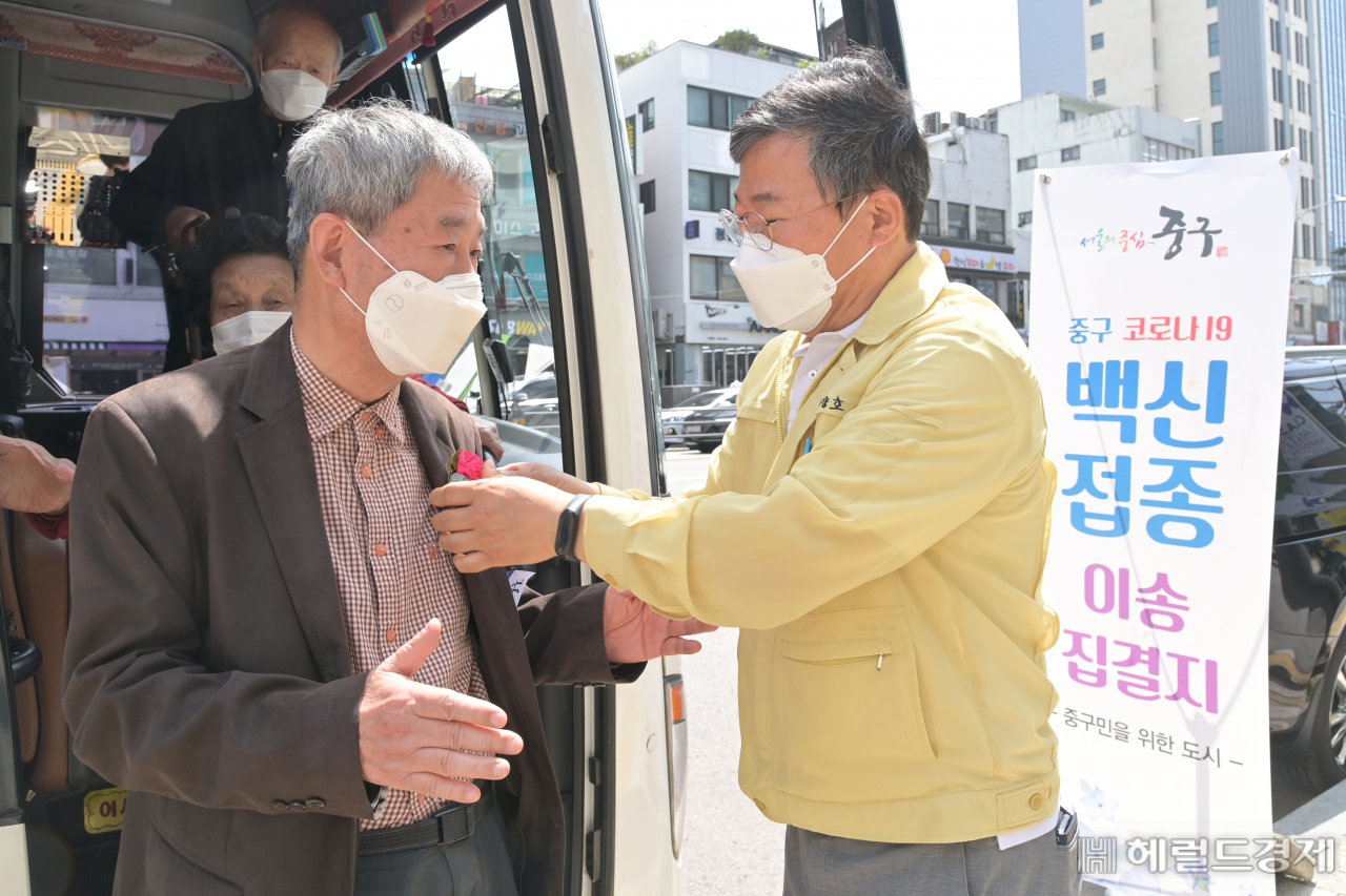 지역 노인에게 카네이션을 달아주고 있는 서양호 중구청장. [중구 제공]