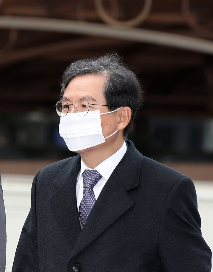 라임자산운용 사태의 핵심 인물인 김봉현 전 스타모빌리티 회장으로부터 로비 대상으로 지목된 윤갑근 전 대구고검장이 지난해 12월 10일 오전 서울 양천구 서울남부지법에서 열린 영장실질심사에 출석하고 있다. [연합]