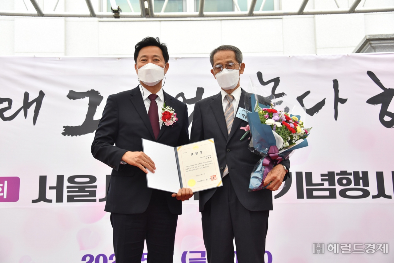 7일 어버이날 기념식에서 오세훈 시장과 ‘장한 어버이 부문 ’시장 표창을 받은 박종돌 씨가 기념 촬영을 하고 있다. [서울시 제공]