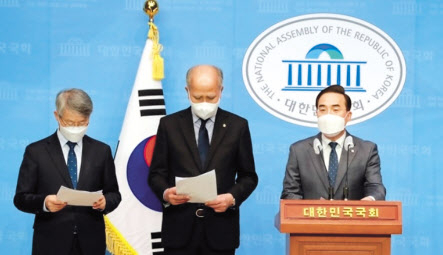 왼쪽부터 더불어민주당 민형배, 이용우, 박홍근 의원 이상섭 기자