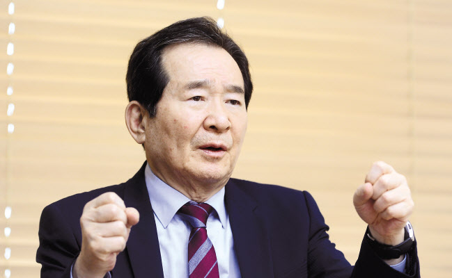 여권의 유력 대권 주자로 꼽히는 정세균 전 국무총리가 6일 서울 광화문의 자신의 개인 사무실에서 본지와 인터뷰를 갖고 있다. 이상섭 기자