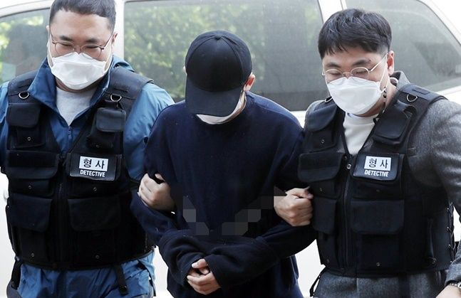 인천의 한 모텔에서 생후 2개월 된 딸을 학대한 혐의를 받는 20대 아버지 A씨가 지난달 구속 전 피의자 심문(영장실질심사)을 받기 위해 인천시 미추홀구 인천지방법원으로 들어서고 있다. [연합]