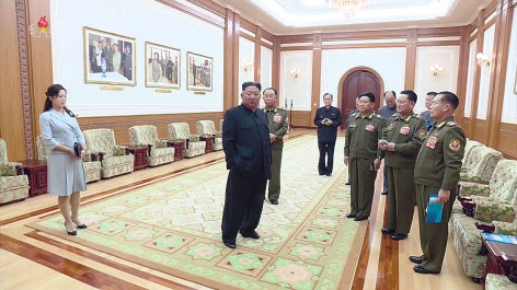 김정은 북한 국무위원장이 부인 리설주 여사와 함께 지난 5일 군인가족 예술소조 공연을 관람했다고 조선중앙TV가 6일 보도했다. [연합]