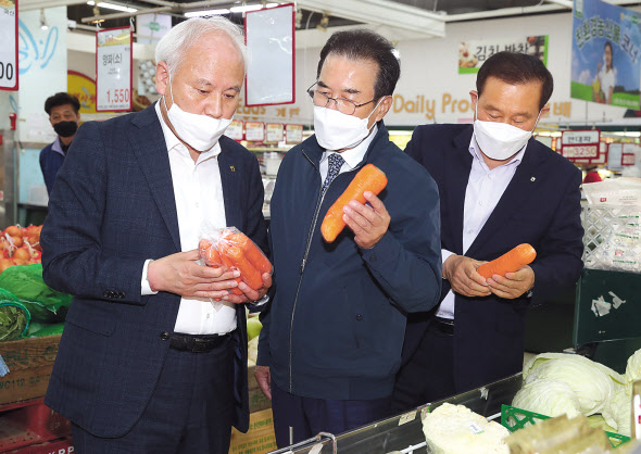이성희(가운데) 농협중앙회장이 지난 5일 제주시농협 하나로마트를 방문,제주 특산품인 당근의 판매사업 활성화 방안에 대해 논의하고 있다. [농협중앙회 제공]