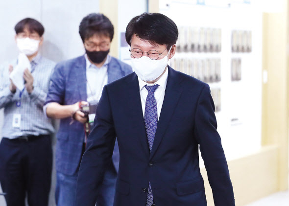 안경덕 신임 고용노동부 장관이 7일 오전 세종시 정부세종청사에서 열린 취임식에 입장하고 있다. 안 장관은 취임일성으로 빠른 고용 회복과 청년일자리 확대에 총력을 기울이겠다고 밝혔다. [연합]