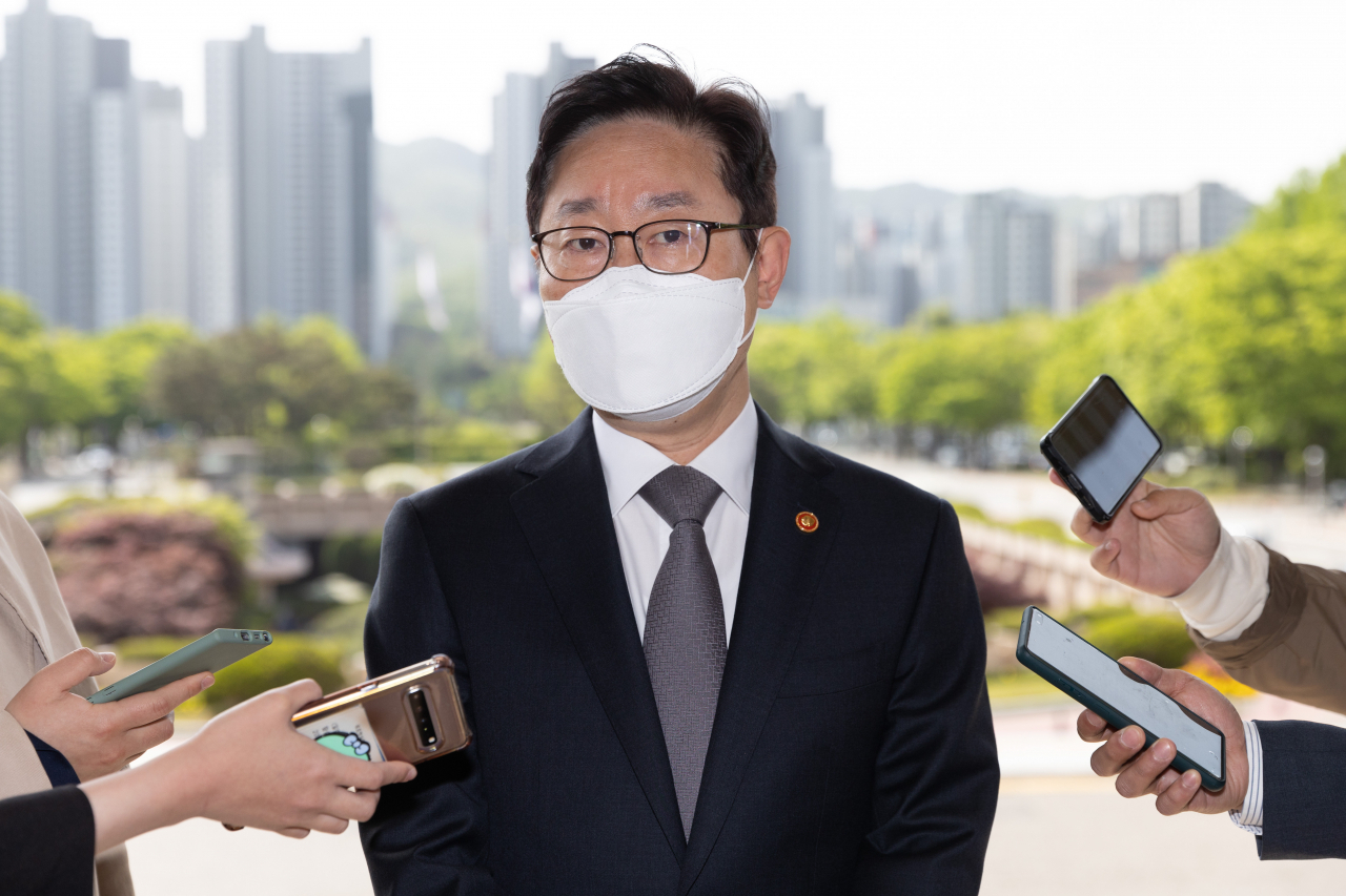 박범계 법무부 장관이 6일 오전 정부과천청사 내 법무부로 출근하며 취재진 질문에 답변하고 있다. [연합]