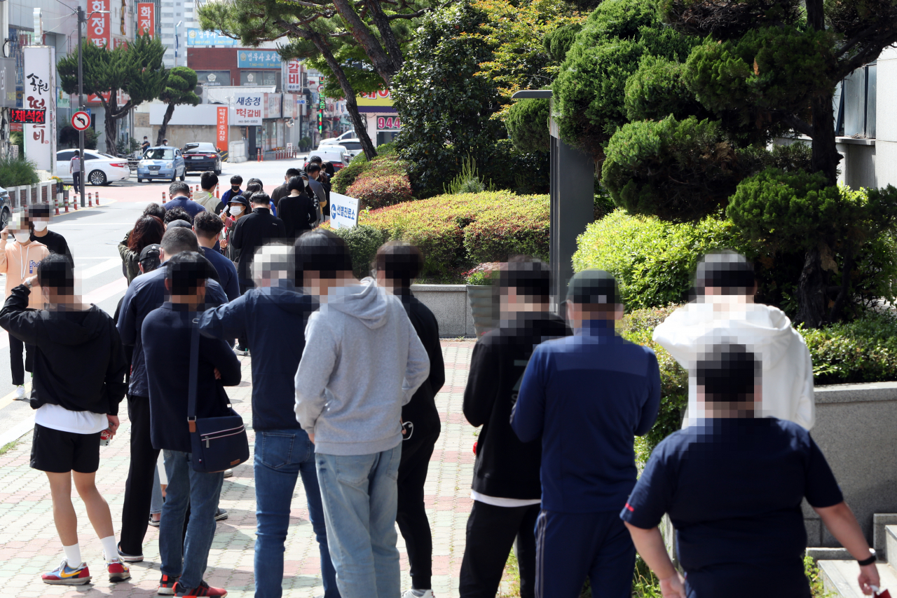 지난 6일 오전 광주광역시 광산구청 주변에서 코로나19 검사 순서를 기다리는 시민이 줄 서 있다. 광산구에서는 한 고교 재학생 14명이 코로나19에 집단감염되는 등 지역사회 확산 우려가 커지고 있다. [연합]