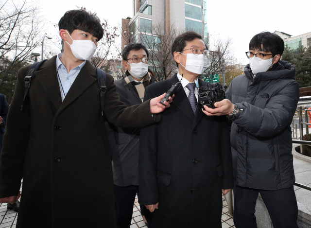 This Dec. 10, 2020, file photo shows former high-ranking prosecutor Yun Gap-geun arriving at the Seoul Southern District Court to attend a hearing about his arrest warrant in connection with the Lime fund fraud case. (Yonhap)