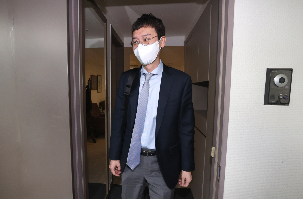 국민의힘 초선 당권주자인 김웅 의원이 7일 오전 서울 종로구에 위치한 김종인 전 비상대책위원장 사무실에서 김 전 비대위원장을 만난 뒤 떠나고 있다. [연합]