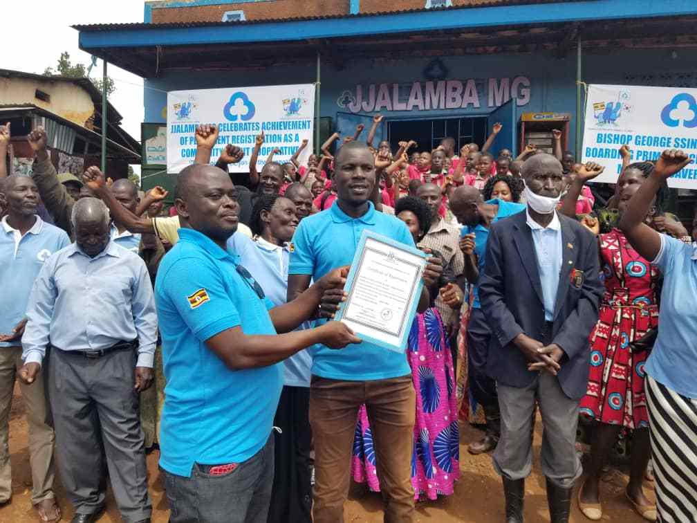 Employees at a Korean Federation of Community Credit Cooperatives subsidiary in Uganda celebrate the firm’s receipt of license for permanent establishment from the Uganda government. (KFCC)