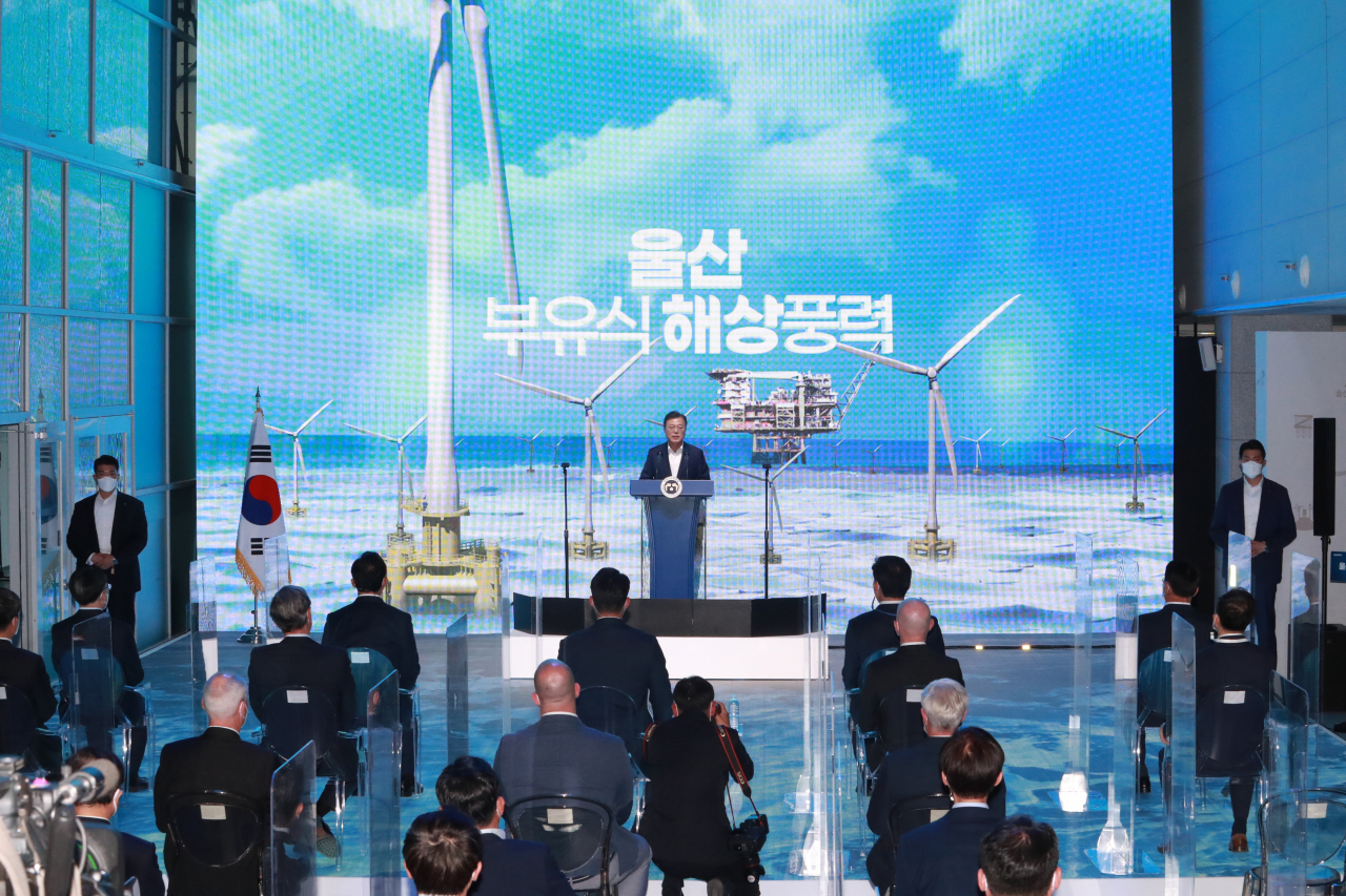 6일 울산을 찾은 문재인 대통령이 부유식 해상풍력 전략 발표 자리에서 인사말을 하고 있다.