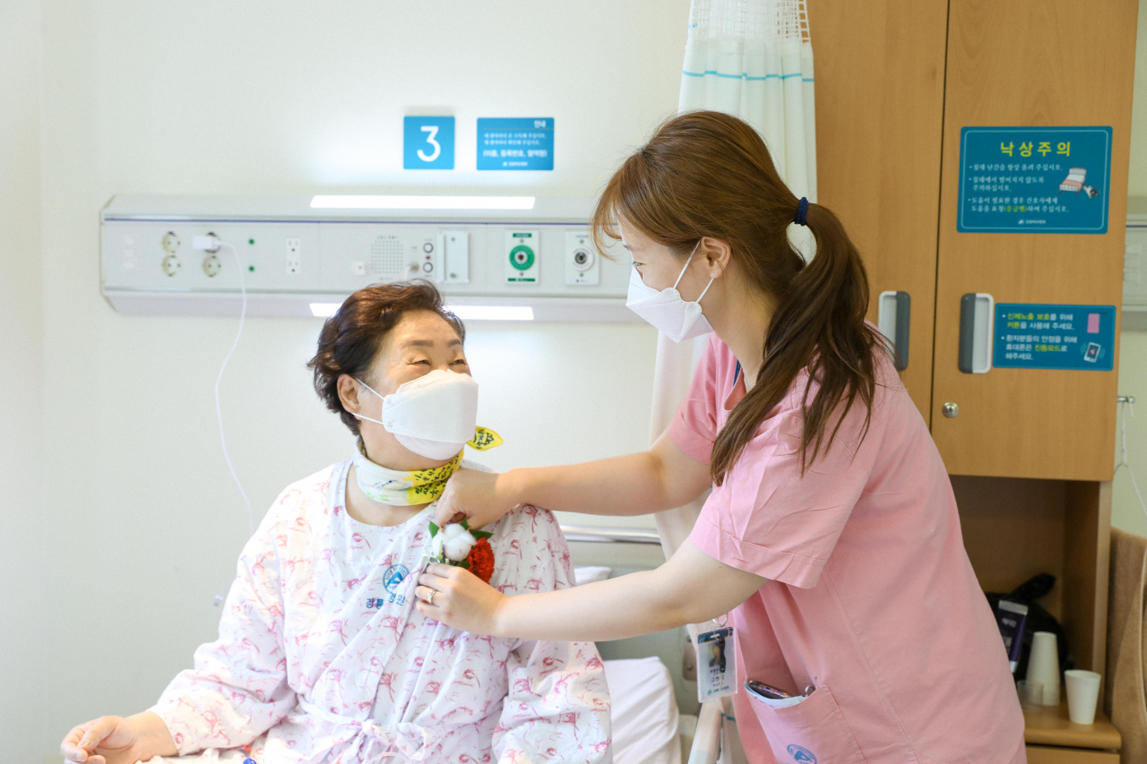 강릉아산병원 카네이션 달아주기