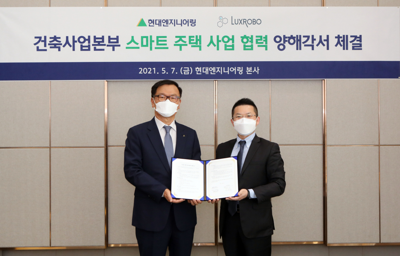 황헌규 현대엔지니어링 건축사업본부장(왼쪽)과 이대환 럭스로보 대표이사가 7일 서울 종로구 현대엔지니어링 계동 사옥에서 스마트 주택 사업 기술협력 MOU(양해각서)를 체결한 뒤 기념촬영을 하고 있다. [현대엔지니어링 제공]