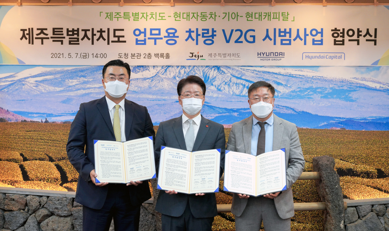 (왼쪽부터) 현대차·기아 김흥수 EV사업부장, 제주특별자치도 최승현 행정부지사, 현대캐피탈 심장수 Auto본부장이 MOU 체결식 후 기념촬영을 하고 있다. [현대차 제공]