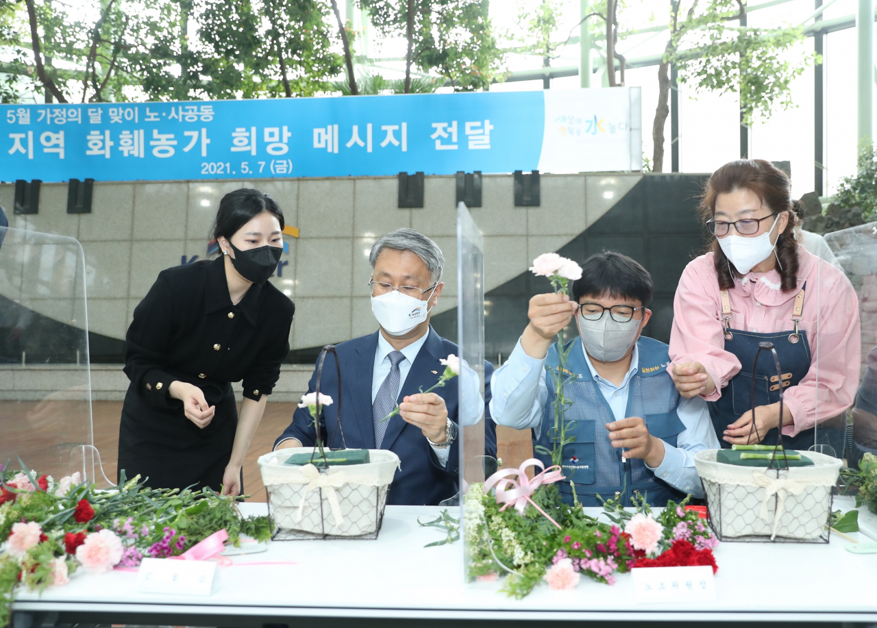 박재현 수자원공사 사장(왼쪽에서 2번째)와 노철민 노동조합위원장(3번째)이 7일 대전 본사에서 강사들과 함께 노사공동 ‘카네이션 원데이 클래스’를 진행하고 있다. 이날 행사는 가정의 달인 5월을 맞아 가정의 소중한 의미를 되새기는 한편, 코로나19 장기화로 꽃 소비 감소 및 가격하락의 이중고를 겪고 있는 화훼농가를 돕기 위한 취지에서 진행됐다. [한국수자원공사 제공]