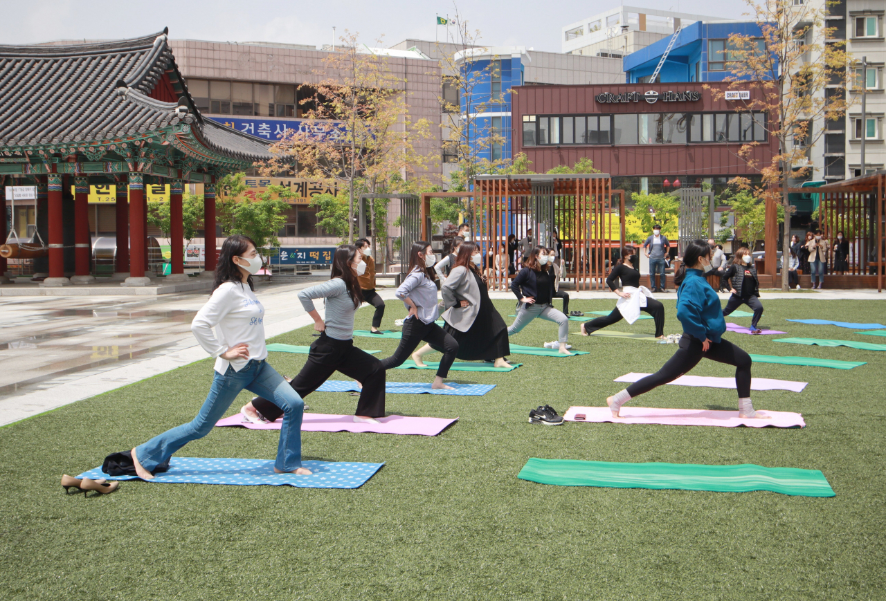 7일 점심시간, 근엄한 춘천시청 앞에서 시민·직장인·여행자 등이 전문강사의 모습을 따라하는 요가쇼가 펼쳐졌다.