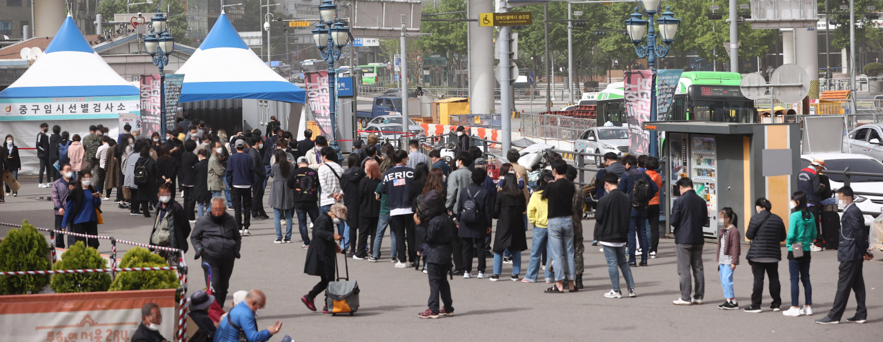 7일 오후 6시까지 신종 코로나바이러스 감염증(코로나19) 신규 확진자 수가 576명을 기록한 가운데 이날 오후 서울역 코로나19 임시선별검사소를 찾은 시민들이 검사를 위해 줄을 서 있다. [연합]