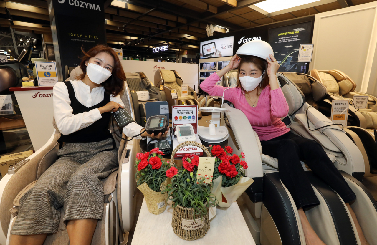이마트는 기존 안마기, 안마의자 외에도 척추의료기나 탈모치료기,혈압·혈당계 등 구색을 대폭 강화해 12일까지 대대적인 건강가전 행사에 돌입한다.[이마트 제공]