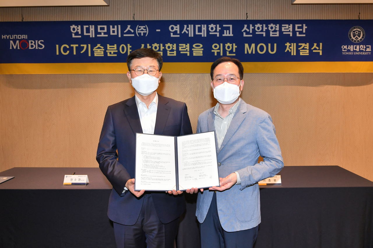 현대모비스는 글로벌 특허 확보 전략의 일환으로 연세대학교 산학협력단과 미래차 유망 특허기술을 매입 등 포괄적인 ‘ICT 기술분야 협력을 위한 MOU’를 체결했다고 9일 밝혔다. 사진 왼쪽 현대모비스 기획부문장 정수경 부사장, 오른쪽 연세대학교 산학협력단장 이충용 연구처장[현대모비스 제공]