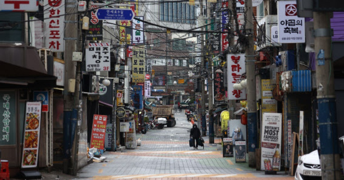 신종 코로나바이러스 감염증(코로나19) 여파로 한산한 서울 서대문구 신촌 먹자골목 일대. [연합]