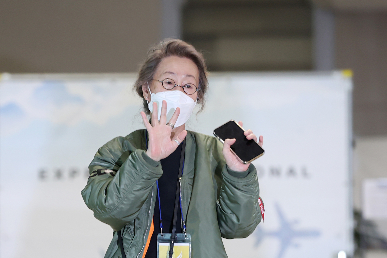 한국 배우 최초로 아카데미 배우상을 거머쥔 배우 윤여정이 8일 오전 인천국제공항 제2터미널을 통해 귀국하고 있다. [연합]