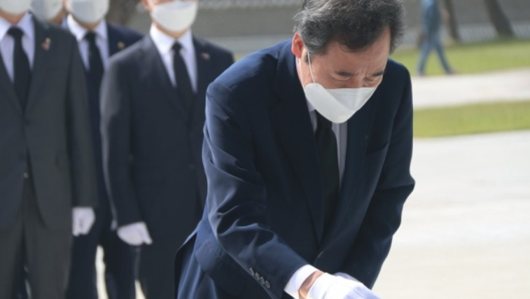 이낙연 더불어민주당 전 대표가 8일 오전 광주 북구 국립 5·18 민주묘지를 참배하고 있다. [연합]