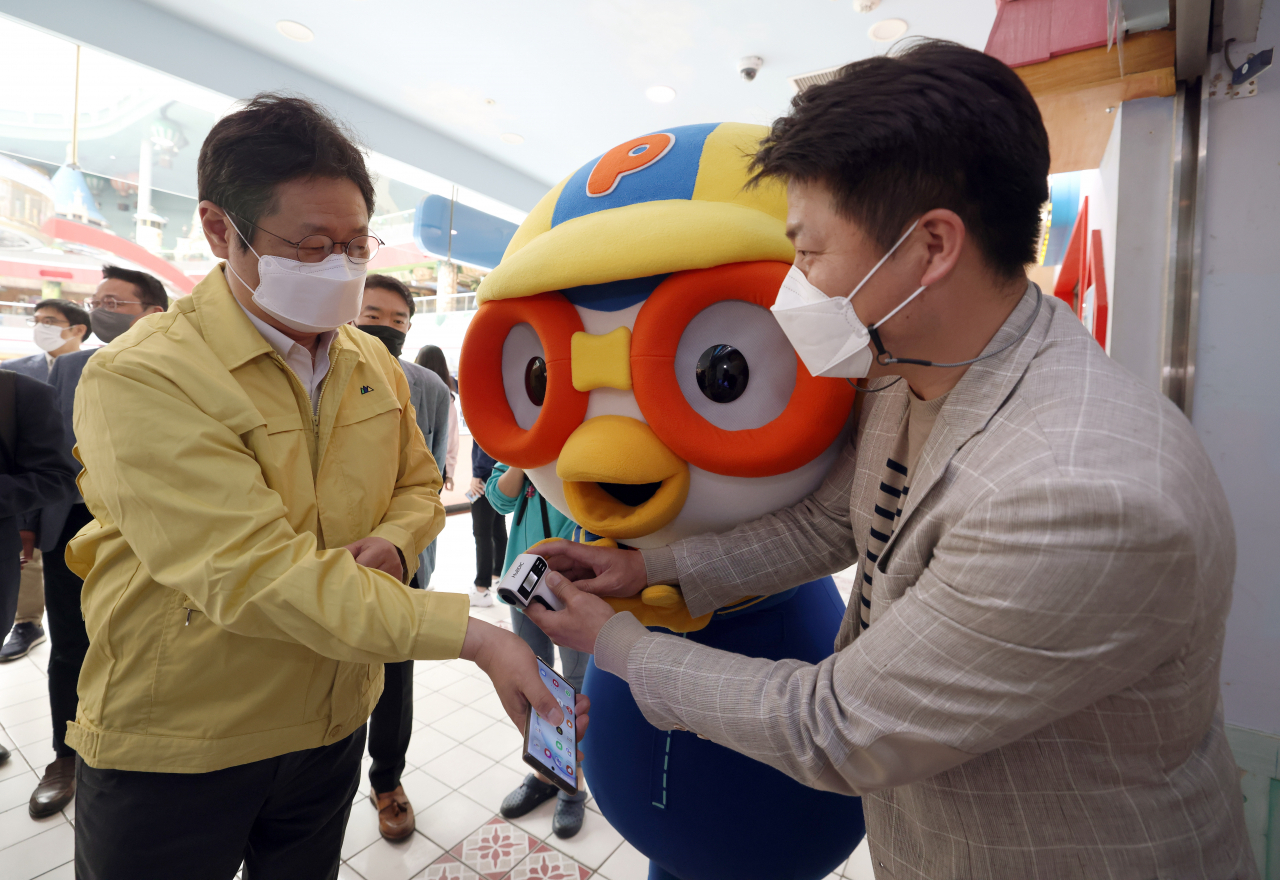 황희 문체부 장관이 뽀로로파크 잠실점을 방문해 발열체크를 하고 있다.