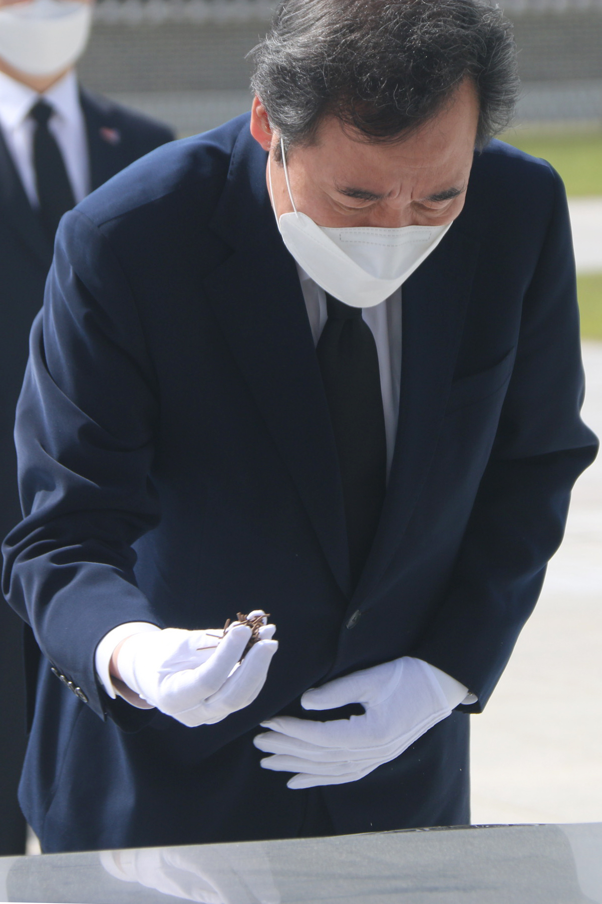 더불어민주당 이낙연 전 대표가 8일 오전 광주 북구 국립 5·18 민주묘지를 참배하고 있다. [연합]