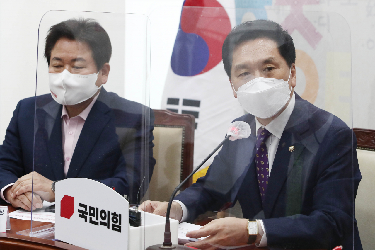 국민의힘 김기현(오른쪽) 당대표 권한대행 겸 원내대표가 지난 6일 오후 서울 여의도 국회에서 열린 전당대회 준비위원회 1차 회의에서 발언을 하고 있다. [연합]