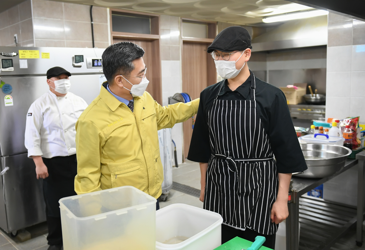 국방부는 장병 부실급식 논란에 대응해 브런치 확대와 간편 뷔페식 제공 등을 대책의 일환으로 내놓았다. 서욱 국방부 장관이 공군 방공관제부대를 방문해 병영식당 방역관리 상태를 점검하고 있다. [국방부 제공]